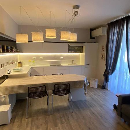 Desenzano Luxury Apartment เดเซนซาโนเดลการ์ดา ภายนอก รูปภาพ