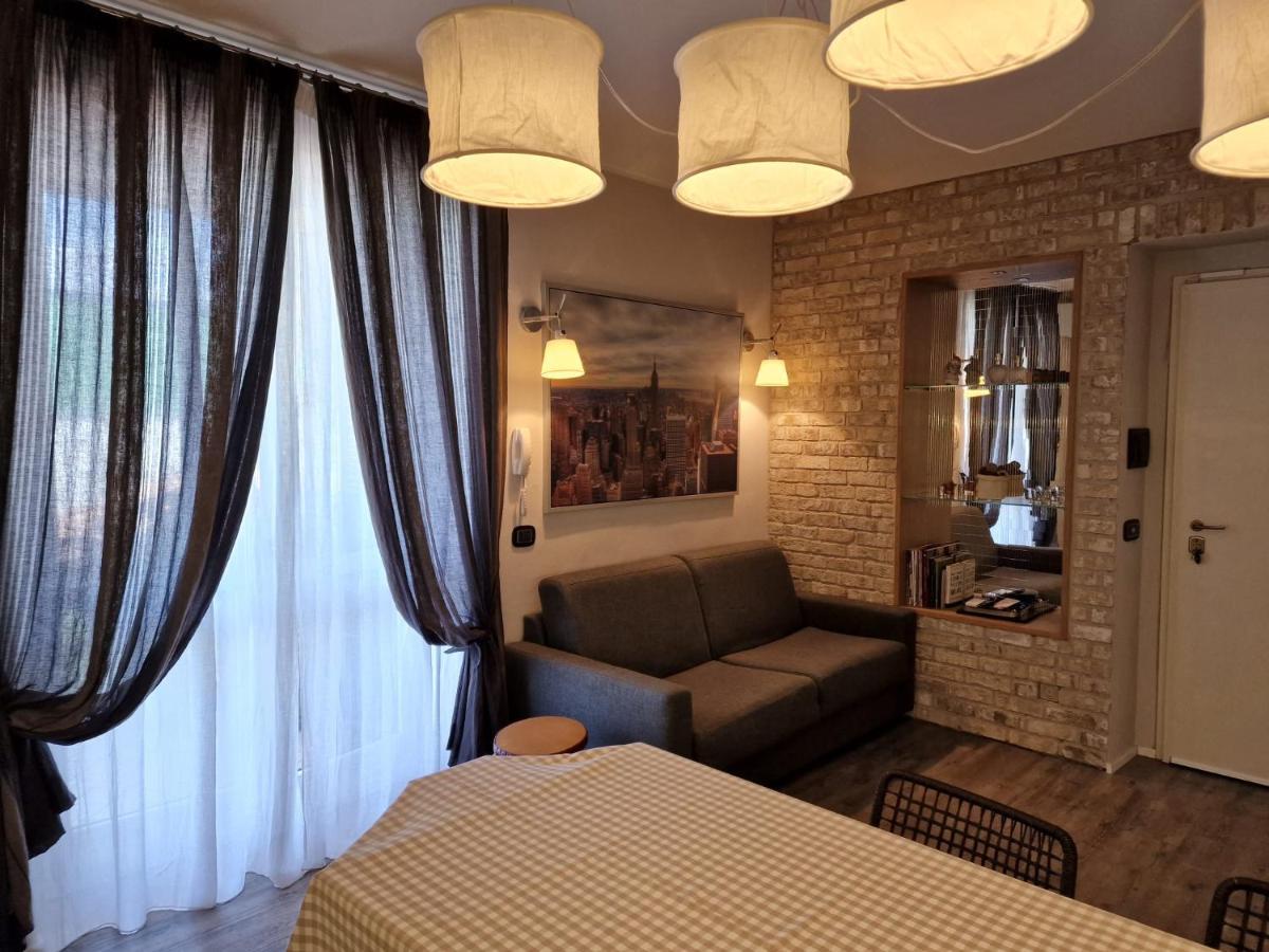 Desenzano Luxury Apartment เดเซนซาโนเดลการ์ดา ภายนอก รูปภาพ