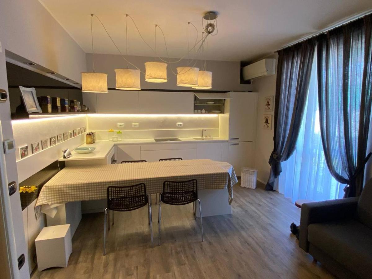 Desenzano Luxury Apartment เดเซนซาโนเดลการ์ดา ภายนอก รูปภาพ