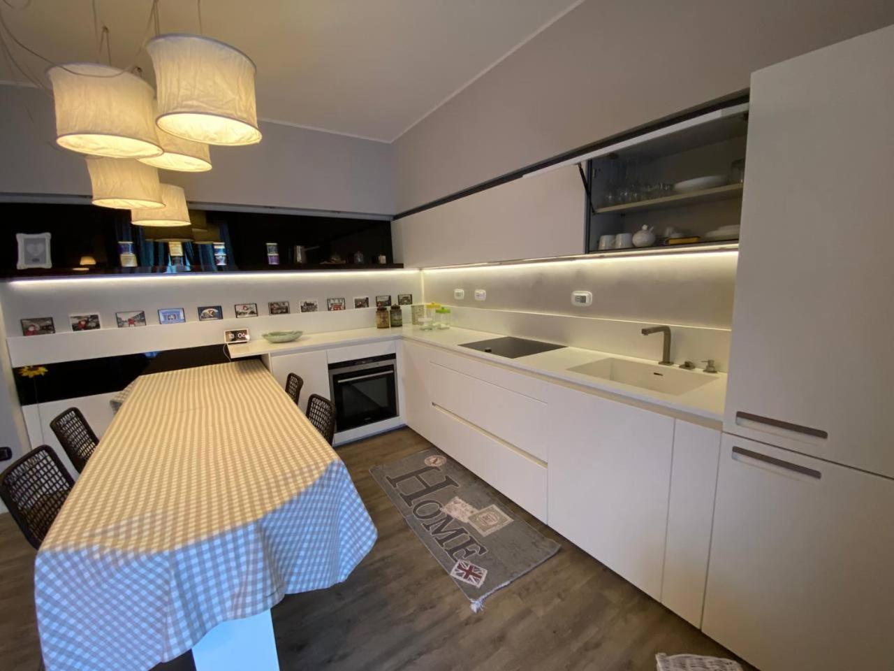 Desenzano Luxury Apartment เดเซนซาโนเดลการ์ดา ภายนอก รูปภาพ