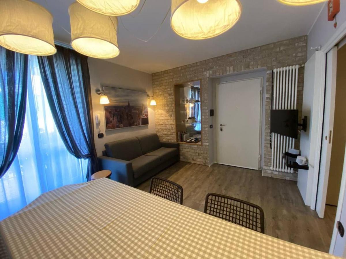 Desenzano Luxury Apartment เดเซนซาโนเดลการ์ดา ภายนอก รูปภาพ