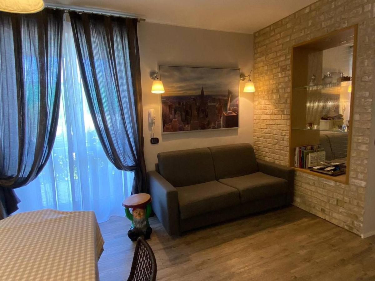 Desenzano Luxury Apartment เดเซนซาโนเดลการ์ดา ภายนอก รูปภาพ