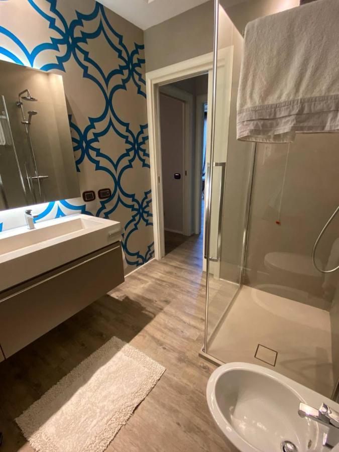 Desenzano Luxury Apartment เดเซนซาโนเดลการ์ดา ภายนอก รูปภาพ