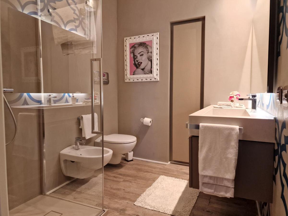 Desenzano Luxury Apartment เดเซนซาโนเดลการ์ดา ภายนอก รูปภาพ
