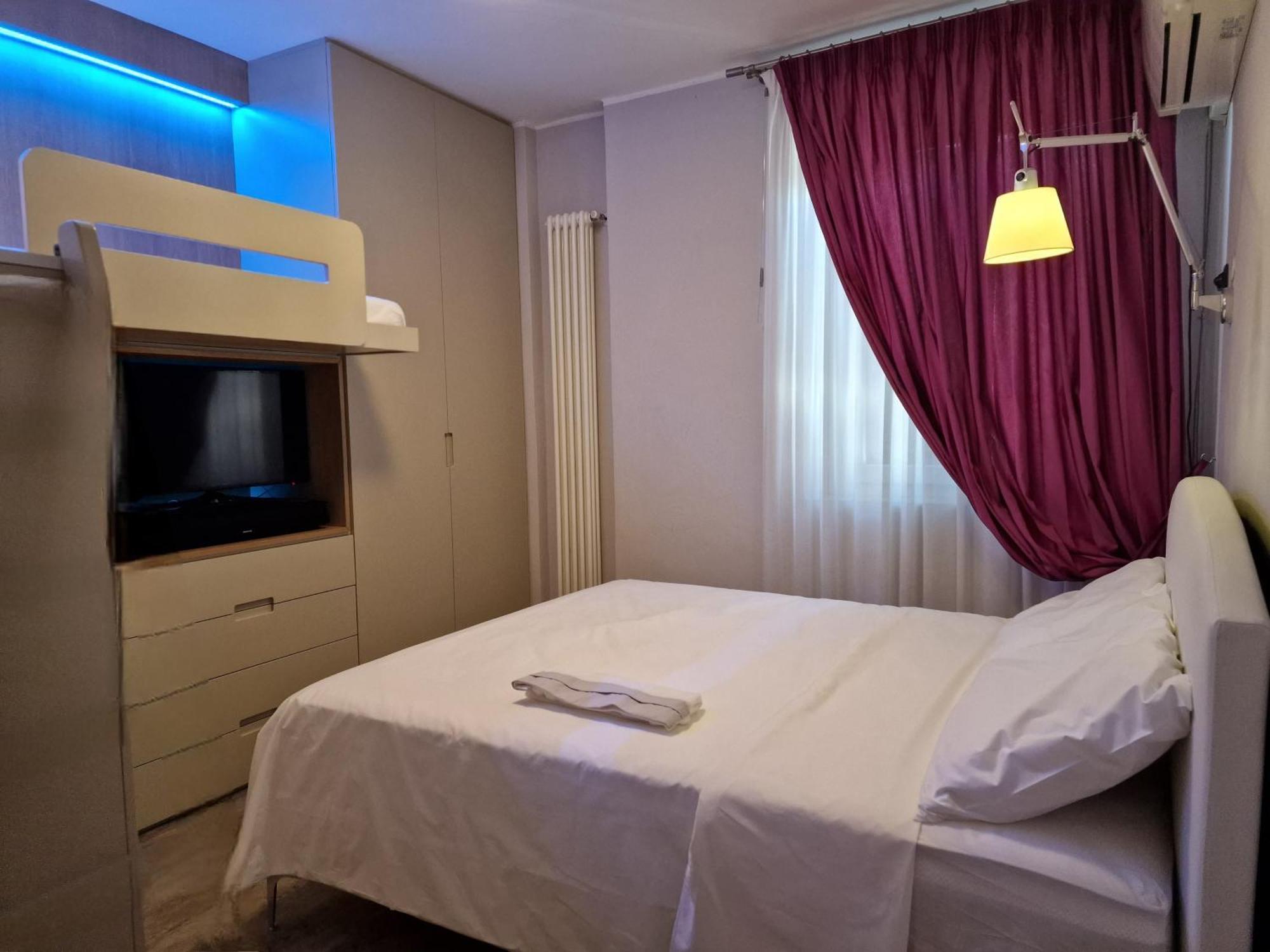 Desenzano Luxury Apartment เดเซนซาโนเดลการ์ดา ภายนอก รูปภาพ